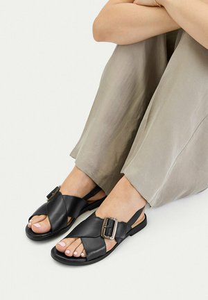 Lasocki, LASOCKI WOMEN'S SANDALS BLACK - Páskové sandály  - black