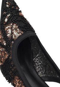 Zwarte platte schoen met ronde neus, versierd met zwarte kralen en glanzende bronzen pailletten in abstracte bloemmotieven.
