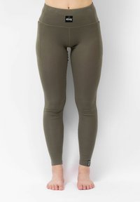Olijfgroene legging gemaakt van ribbelmateriaal met een hoge taille; heeft een klein logolabel nabij de enkel.