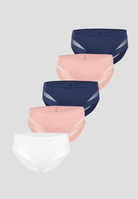 Cinq slips pour femmes en rangée verticale, alternant bleu marine, rose et blanc, avec des détails en mesh sur les côtés, sur un fond clair uni.
