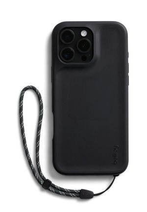 Custodia per smartphone nera con tre obiettivi della fotocamera, flash e cinturino da polso intrecciato bianco e nero, su sfondo bianco.
