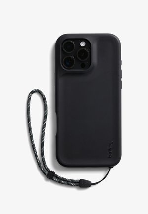 Coque de smartphone noire avec trois objectifs de caméra, flash, et bracelet de poignet tressé noir et blanc attaché sur fond blanc.