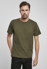 Camiseta de algodón verde oliva con escote redondo y mangas cortas, que presenta un corte regular y una textura suave.