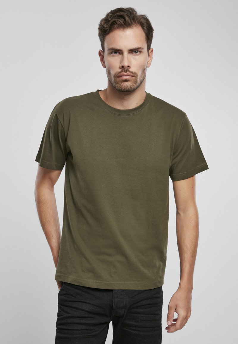 Camiseta de algodón verde oliva con escote redondo y mangas cortas, que presenta un corte regular y una textura suave.