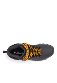 Scarpa da trekking nera con accenti grigi, lacci arancioni, suola in gomma e colletto imbottito. Presenta il logo Columbia sulla soletta.