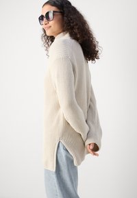 Marc O'Polo LONGSLEEVE STAND UP COLLAR - Strikkegenser - stony sand