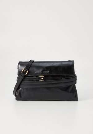 Sac à main en cuir noir avec un rabat, une bandoulière réglable et des accents en métal doré. Texture lisse avec une forme rectangulaire.