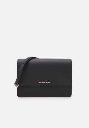 Zwarte leren crossbodytas met verstelbare riem en goudkleurig "Michael Kors" logo op de voorklep.