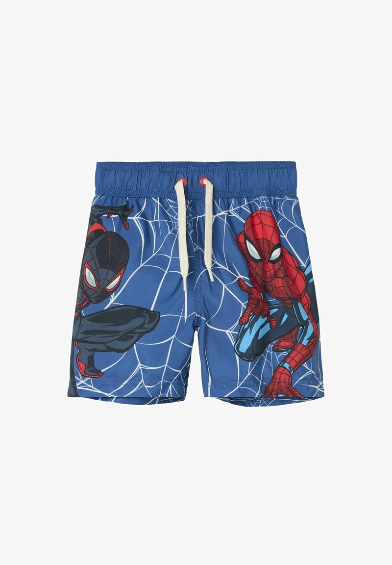 Pantaloni da bagno blu con motivo a rete, caratterizzati da grafiche di Spider-Man in rosso e nero. Vita elastica con cordini bianchi per la regolazione.