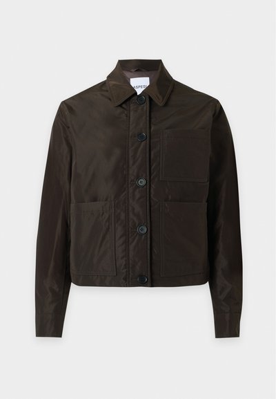 Veste marron foncé boutonnée, manches longues, trois poches plaquées devant et col pointu sur un fond clair uni.