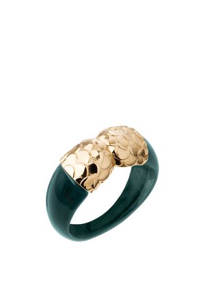 Bague avec bande brillante vert foncé et deux capuchons dorés texturés avec un motif semblable à des écailles se faisant face en haut.