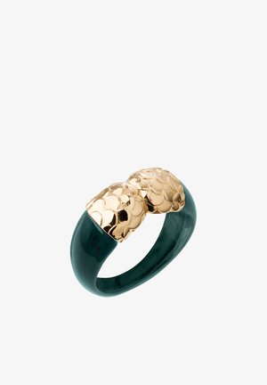 Bague avec bande brillante vert foncé et deux capuchons dorés texturés avec un motif semblable à des écailles se faisant face en haut.