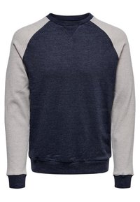 Granatowa bluza z jasnoszarymi rękawami raglanowymi, okrągłym dekoltem oraz ściągaczami przy mankietach i dolnym brzegu. Wykonana z miękkiego, fakturowanego materiału.