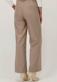 Beige, gestreepte broek gemaakt van een gladde stof, met een middelhoge taille en een rechte pijp, voorzien van twee achterzakken en lichtbeige hakken.