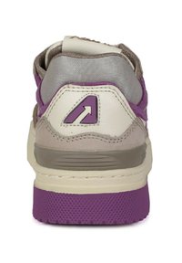 Sneaker con suola in gomma viola, parte superiore beige e bianca, e dettagli in rete grigia. Presenta un logo a freccia viola sul tallone e una finitura testurizzata.