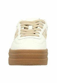 Sneaker bianco con accenti beige, punta rotonda, suola in gomma spessa e lacci crema. I pannelli laterali presentano dettagli di design testurizzati.