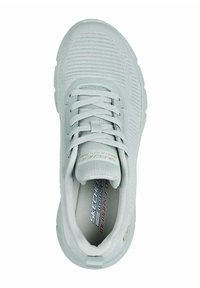 Helles graues Sport Schuhwerk mit einem strukturierten Strick-Obermaterial, flachen Schnürsenkeln und gepolsterter Sohle. Verfügt über eine Memory-Schaum-Einlegesohle und Logodetails.