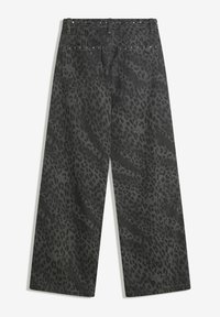 Pantalons larges en denim noir présentant un motif léopard, avec des accents cloutés sur la ceinture et les poches, et une finition en tissu texturé.
