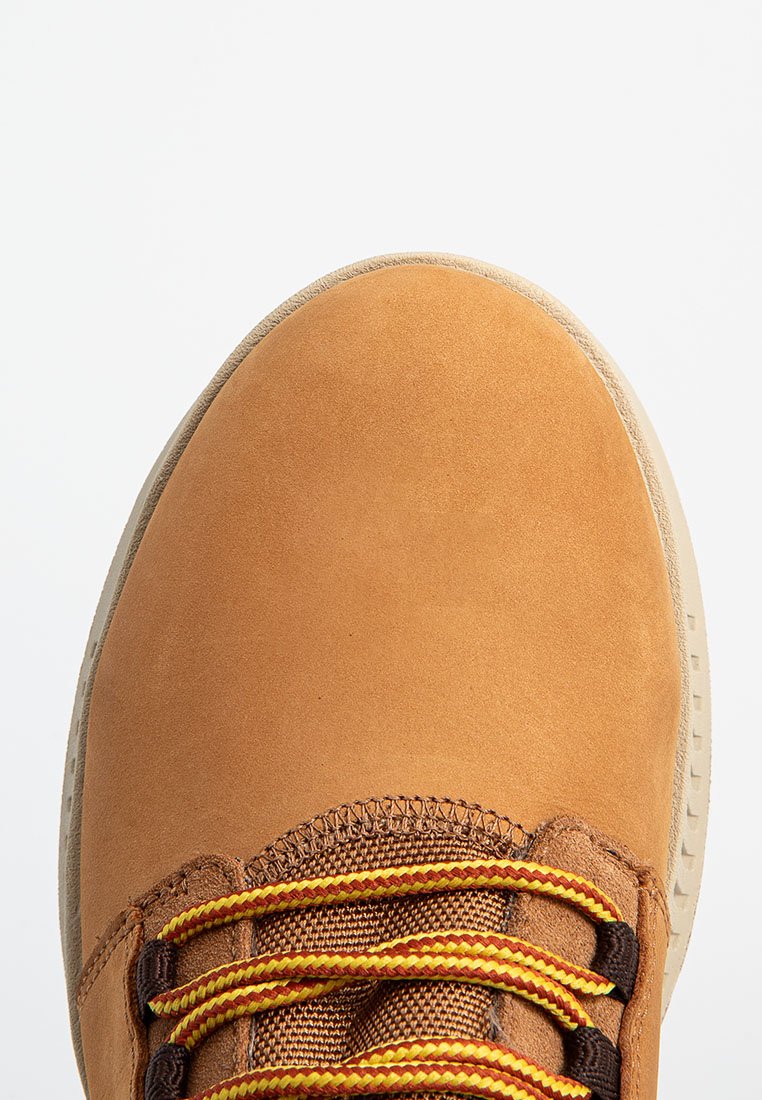 Braune Wildleder-Arbeitsstiefel mit runder Zehenform, gelben und roten Schnürsenkeln sowie einer strukturierten Gummisohle. Das Obermaterial hat eine glatte Oberfläche mit gesteppten Akzenten.