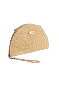 Clutch tejido en beige con forma de media luna, con costuras en tono dorado y una correa de muñeca trenzada. Etiqueta de marca adjunta.