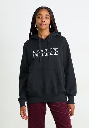 Svart hettegenser laget av en bomullsblanding, med en frontlomme og hvit "NIKE SPORTSWEAR"-logo. Glatt tekstur, med snor i hetten.