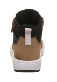 Czarne siateczkowe trampki typu high-top z beżowym, sztucznym skórzanym piętkiem i białą gumową podeszwą. Posiadają uchwyt z tyłu oraz szare akcenty po bokach.