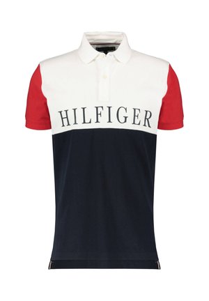 Polo con maniche rosse, parte superiore bianca, parte inferiore blu navy e scritta "HILFIGER" sul petto.