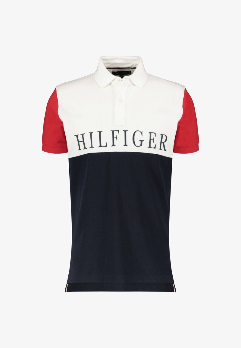 Polo avec manches rouges, partie supérieure blanche, partie inférieure bleu marine et le texte "HILFIGER" sur la poitrine.
