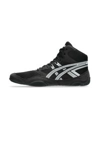 Zapatillas deportivas negras de corte alto con una parte superior texturizada, acentos en blanco y plata, y una suela de goma flexible. Diseño con cordones para un ajuste seguro.