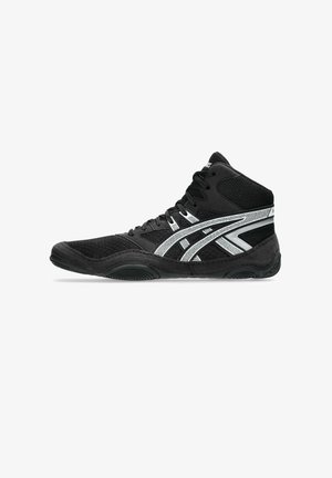 Zapatillas deportivas negras de corte alto con una parte superior texturizada, acentos en blanco y plata, y una suela de goma flexible. Diseño con cordones para un ajuste seguro.