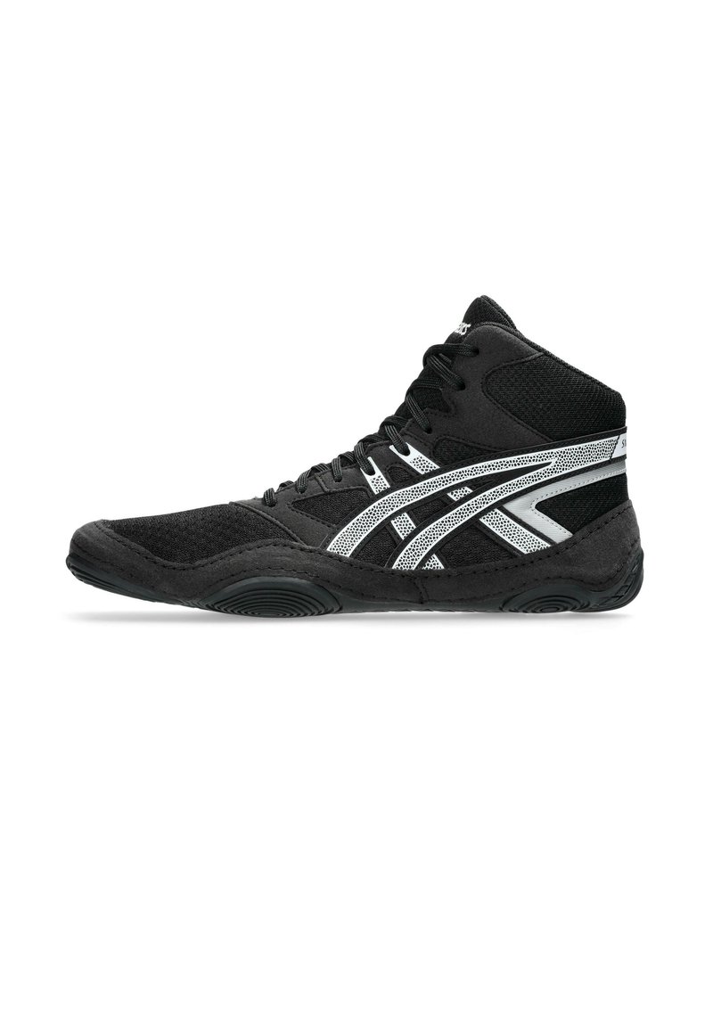 Zapatillas deportivas negras de corte alto con una parte superior texturizada, acentos en blanco y plata, y una suela de goma flexible. Diseño con cordones para un ajuste seguro.
