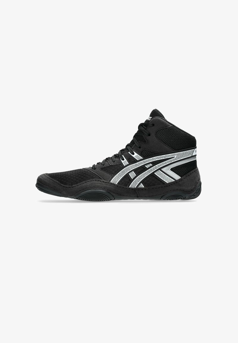 Scarpe atletiche alte nere con tomaia testurizzata, accenti bianchi e argentati, e suola in gomma flessibile. Design con lacci per una vestibilità sicura.