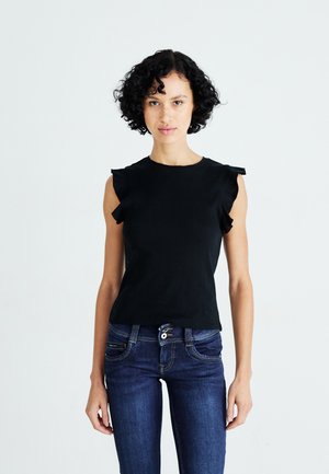 Zwart topje met korte mouwen en gerimpelde schouderaccenten, gecombineerd met donkerblauwe jeans. Glad textuur en aansluitend ontwerp. Eenvoudige, klassieke stijl.