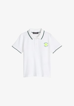 Weißes kurzärmeliges Poloshirt mit dunkelgrünem Besatz am Kragen und an den Ärmeln sowie einem Marc O’Polo Tennis Club-Logo auf der Brust.