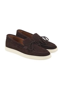 Dunkelbraune Wildleder-Loafer mit niedrigem Profil und cremefarbener Gummisohle. Verfügt über ein flaches Band zum Binden und Stickdetails entlang der Ränder.