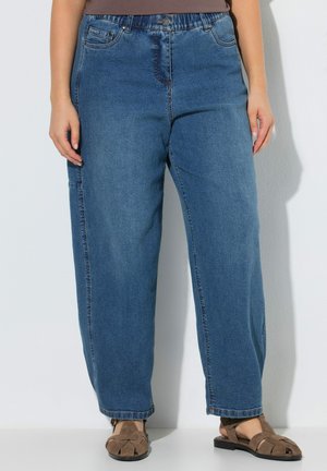 Ulla Popken MOM-JEANS, BARREL-LEG, STRETCHDENIM, 5-POCKET-STYLE, KOMFORTBUND - Mom-jeans - blue denim