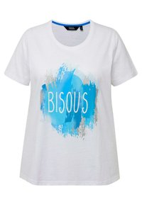 Camiseta de algodón blanca con cuello redondo. Presenta un diseño de salpicadura de acuarela azul y "BISOUS" en letras blancas negritas, con acentos plateados.