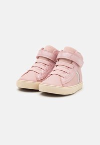Rosa High-Top-Schuhe mit glänzender Oberfläche, Klettverschlüssen und hellbraunen Sohlen. Mit strukturiertem Rücken und einem dezenten silbernen Akzent.
