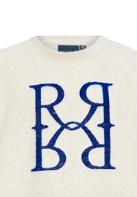 Maglione crema con collo rotondo, caratterizzato da un grande design a monogramma blu ricamato sul frontale. Tessuto morbido con vestibilità rilassata.