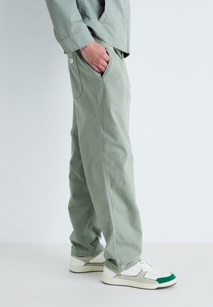 Pepe Jeans RELAXED COMFORT PANT - Bikses - palm green