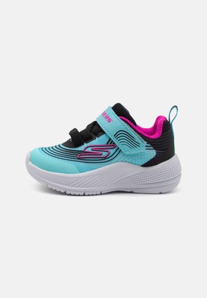 Chaussures de sport avec une tige turquoise, des accents noirs et des détails roses. Elles disposent d'une sangle en velcro et d'une semelle en caoutchouc texturée pour une meilleure adhérence.