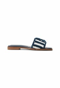 Infradito tessuto blu navy e bianco con punta quadrata e fascetta testurizzata; suola piatta in gomma marrone con accenti simili al legno.