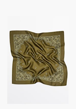 Zielona jedwabna bandana z białym wzorem paisley i ozdobną krawędzią, charakteryzująca się gładką fakturą i pomarszczonym wyglądem.