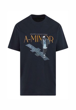 Juodas medvilnės marškinėlis su grafiniu spausdinimu, vaizduojančiu asmenį, lošiantį šokinėjimo žaidimą, su oranžine užrašu "A-MINOR" ir baltais akcentais.