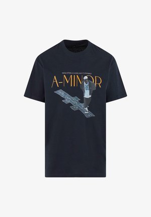 Must be a black cotton t-särk, millel on graafiline prinditud pilt inimesest hüpihommikul, koos oranži tekstiga "A-MINOR" ja valge detailidega.