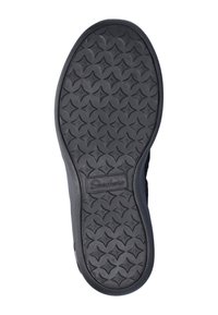 Suela de zapato de goma negra con un patrón texturizado de diamantes y estrellas. Presenta el logo "Skechers" en relieve en el costado.