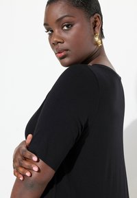Ulla Popken BEADED NECKLINE SHORT SLEEVE  - Triko s potiskem - black