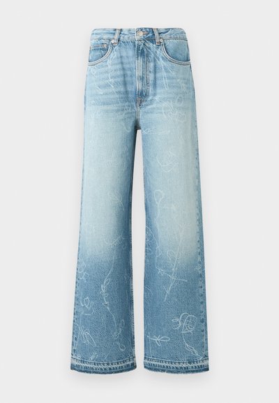 Vaqueros de denim azul claro, de cintura alta y pernera ancha, con lavado desgastado y sutiles patrones de garabatos blancos por todo el tejido.