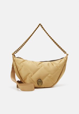 Beige quiltet håndtaske med guldkædehåndtag, ekstra beige stofrem og dekorativ guldfarvet håndformet lukning foran.