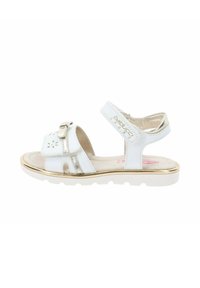 Sandalias blancas con una correa texturizada, acentos metálico dorados, diseños de corte floral y una plantilla acolchada con una suela de goma acanalada.
